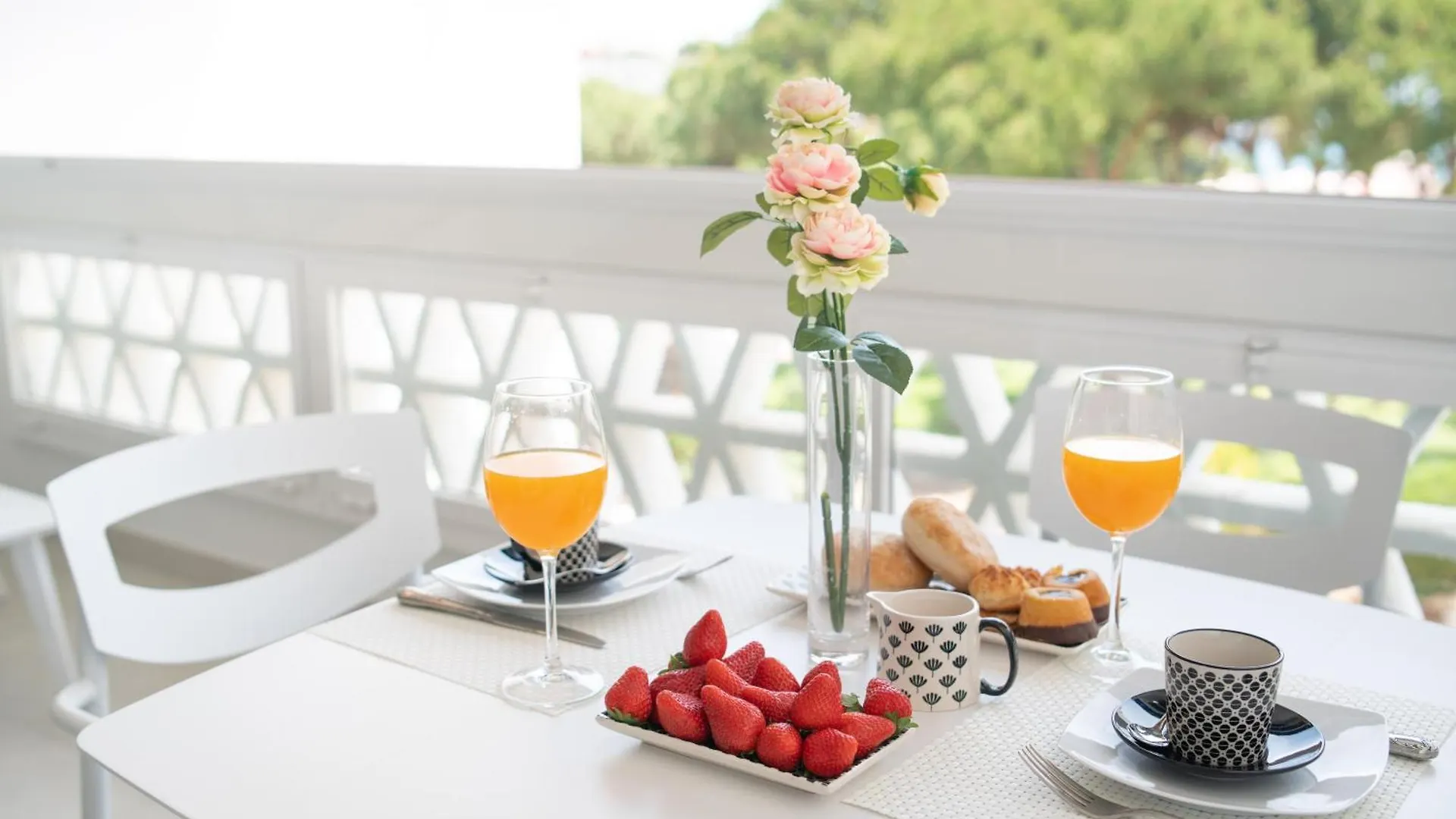 Modern 2 Bedroom Apartment, With Sea Views, In Playas Del Duque - Puerto Banus Marbella